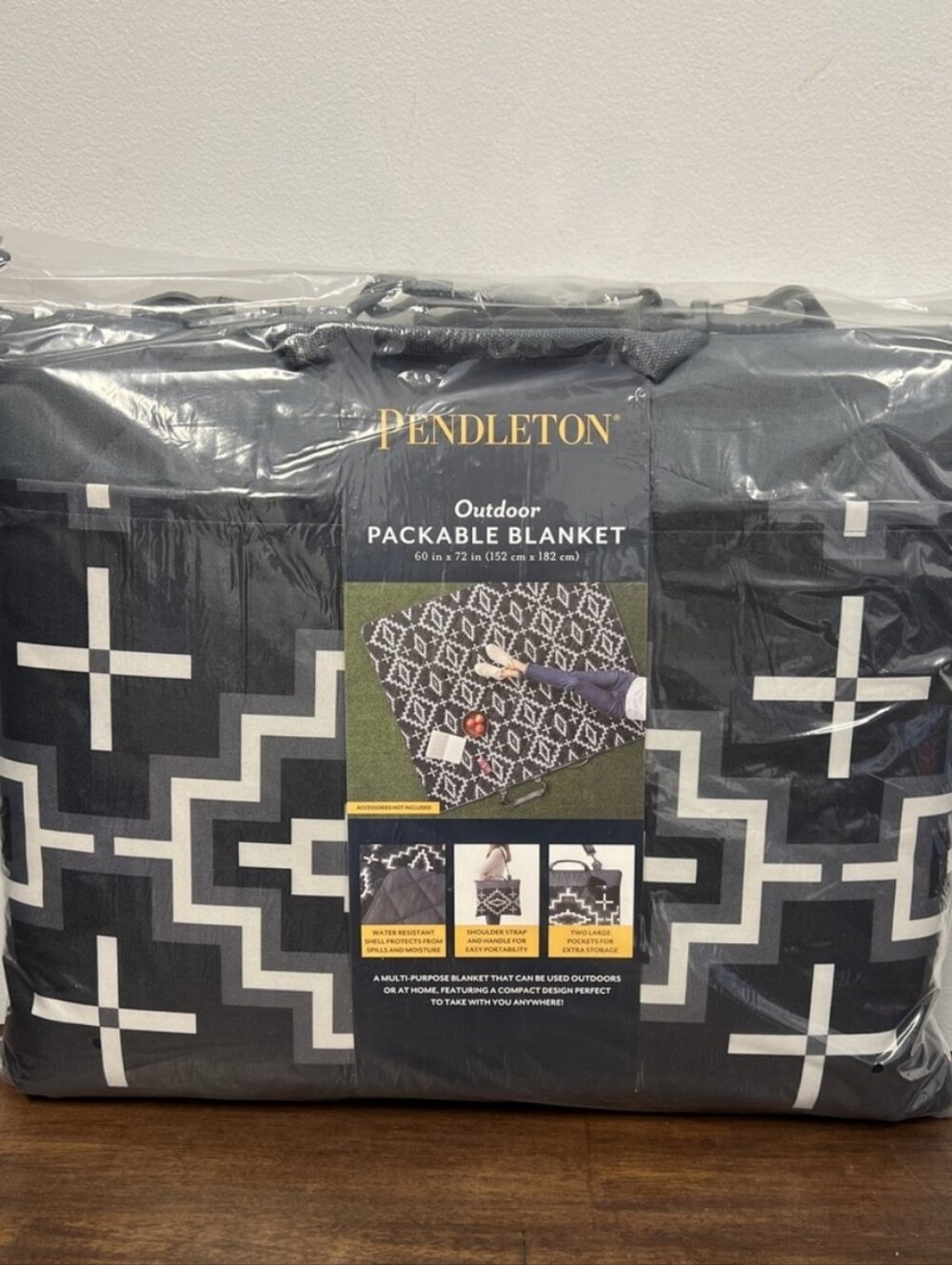 Pendleton Black and White Outdoor Packable Blanket Size 60×72 Picnic Beach